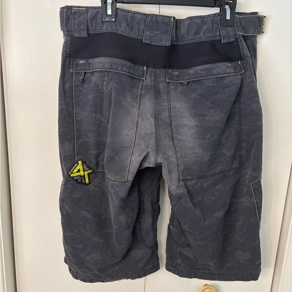 Dakine Cycling Black and Yellow Shorts - Picture 3 of 3